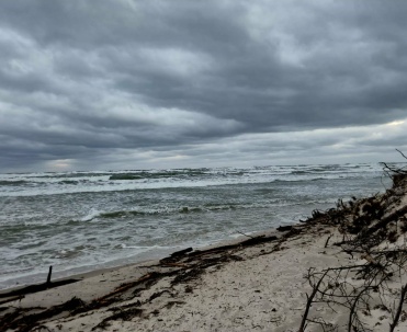 Sztormowe wzburzone morze zalewa brzeg