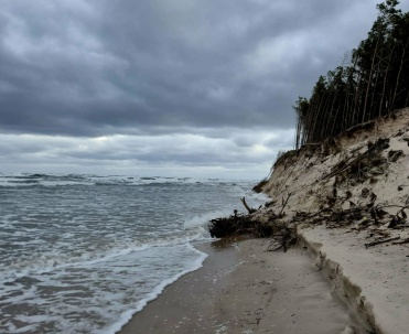 Zalewisko na plaży &ndash; wypadkowa sztormu i wylewu