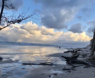 Zimowa plaża w Dębkach &ndash; Bałtyk pod śniegiem